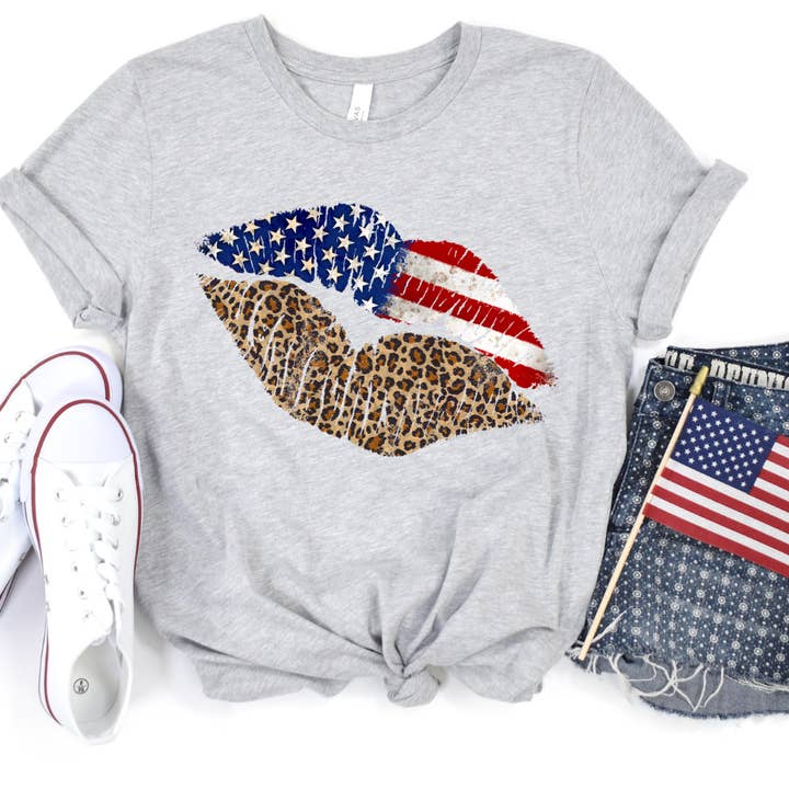 T-shirt graphique Patriotic Lips pour la vente par Hello Gorgeous Apparel