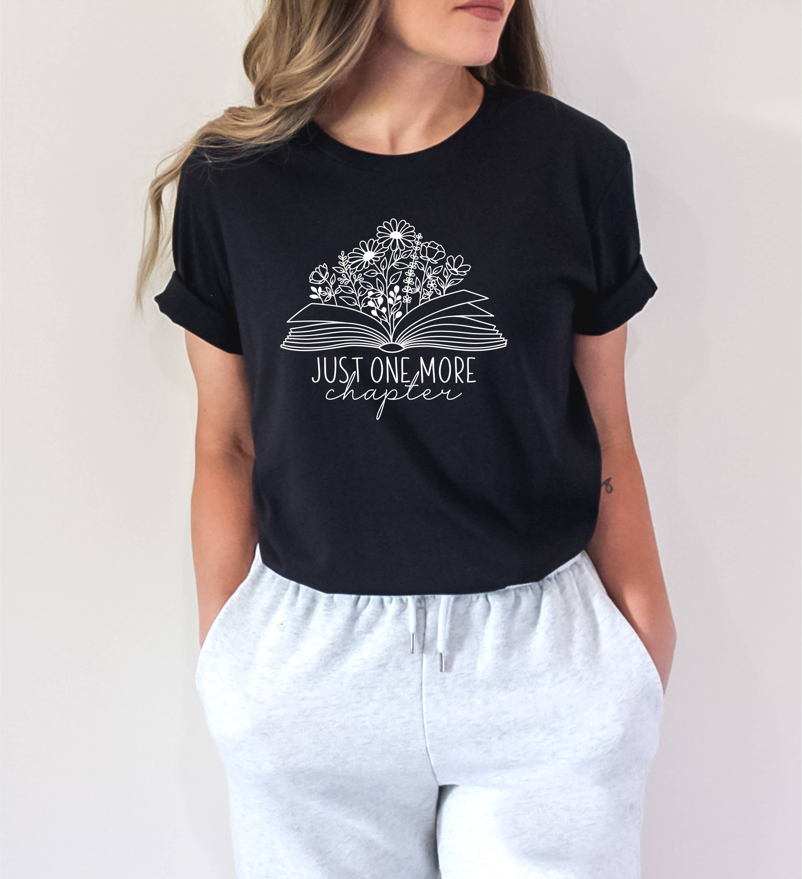 Humm & Willow – wholesale T-shirts med screentryck – Dam – Just One More Chapter Shirt - Book Lover Shirt1