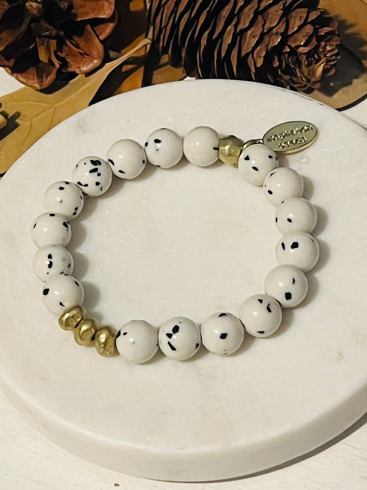 Dalmatische Jade gelaagde armband met Afrikaans messing Nugget Trio voor wholesale door Inspiration Beads