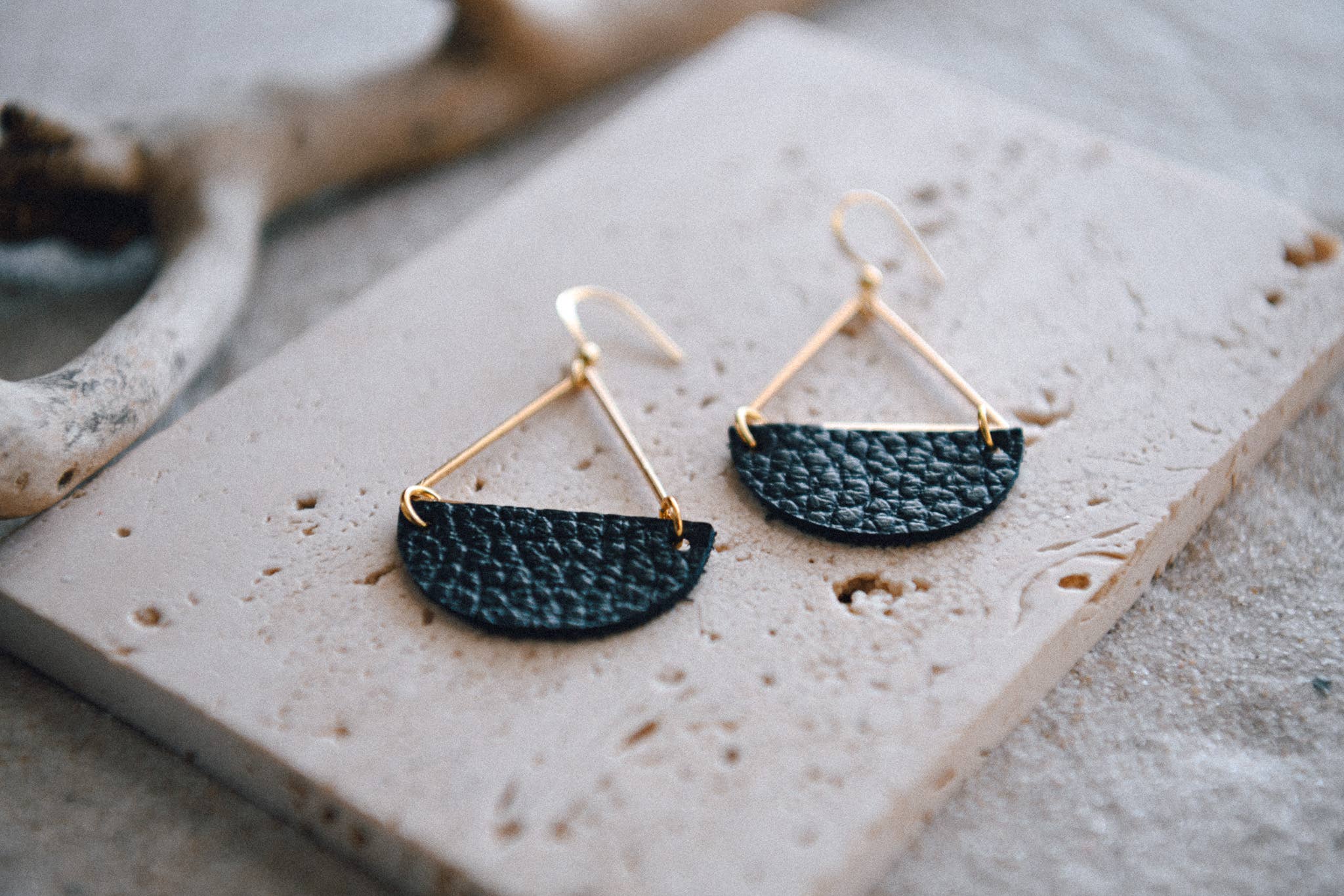 Cecelia Designs Jewelry – Brincos de argola por atacado – Brincos Triangulares e Meia-Lua em Pele 1