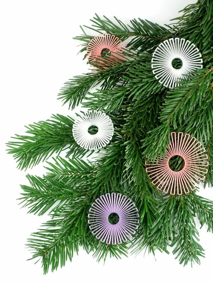 Ornament - dekorativa hängen av återvunnen plast - grapefruktrosa, lavendelviolett, snövit för wholesale av Coudre Berlin