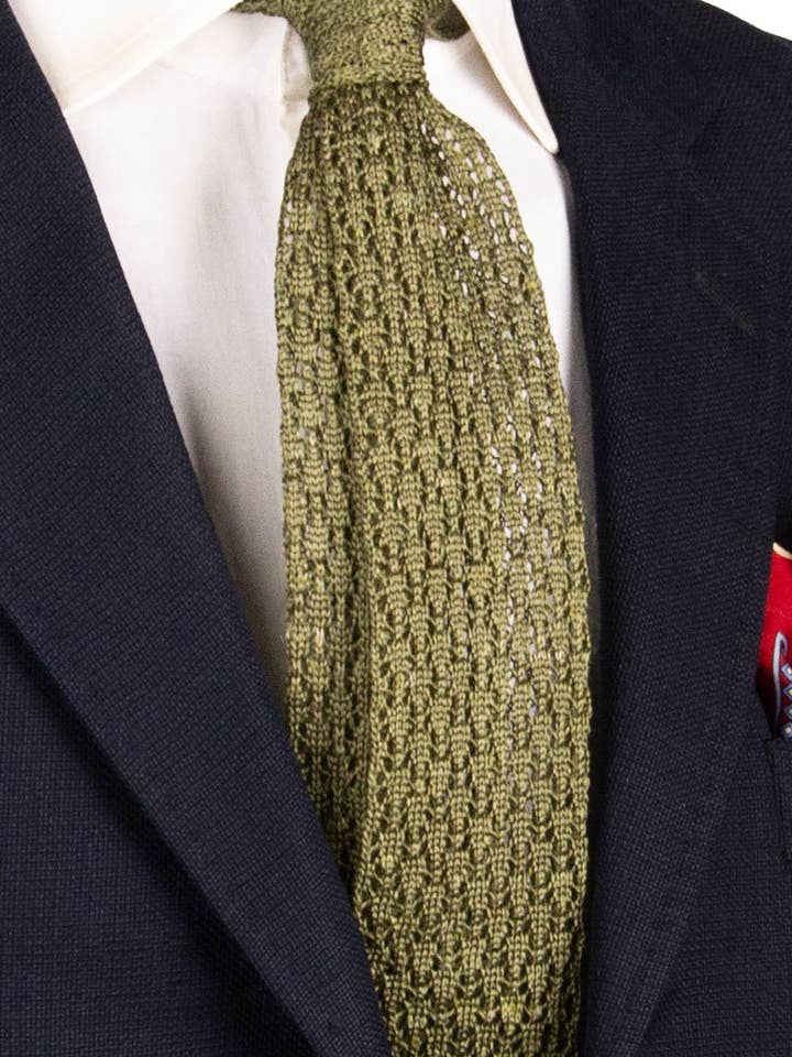 Cravatta Tricot in Maglia Garzata di Seta Verde Oliva Tinta Unita TRI815 per la vendita all'ingrosso da parte di Graffeo Cravatte