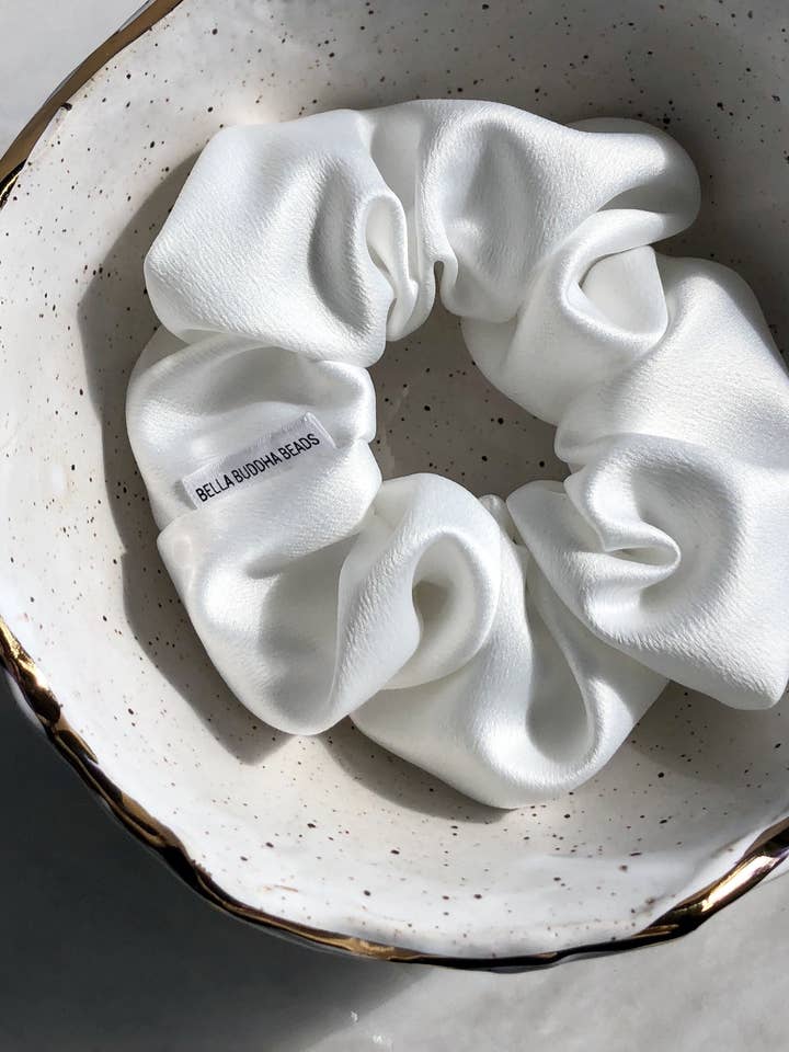 Chouchou en satin blanc pour la vente par BELLA BUDDHA BEADS