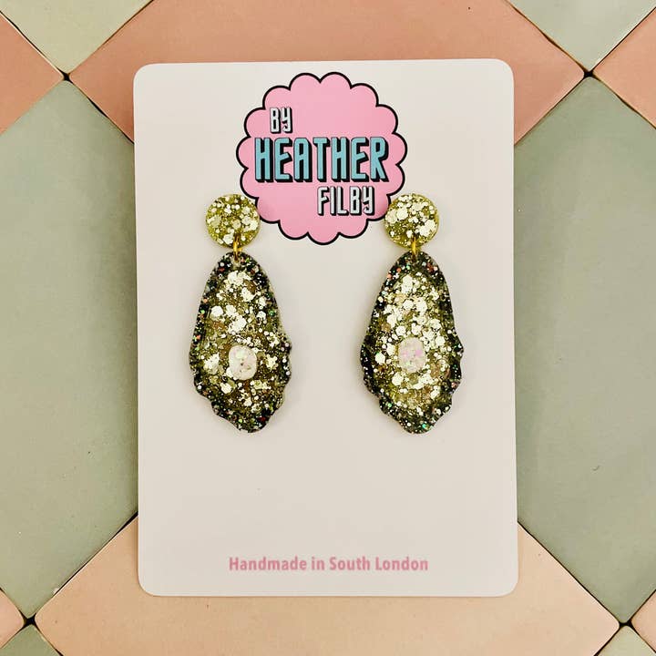 Boucles d'oreilles en résine pailletée à coquille d'huître pour la vente par By Heather Filby