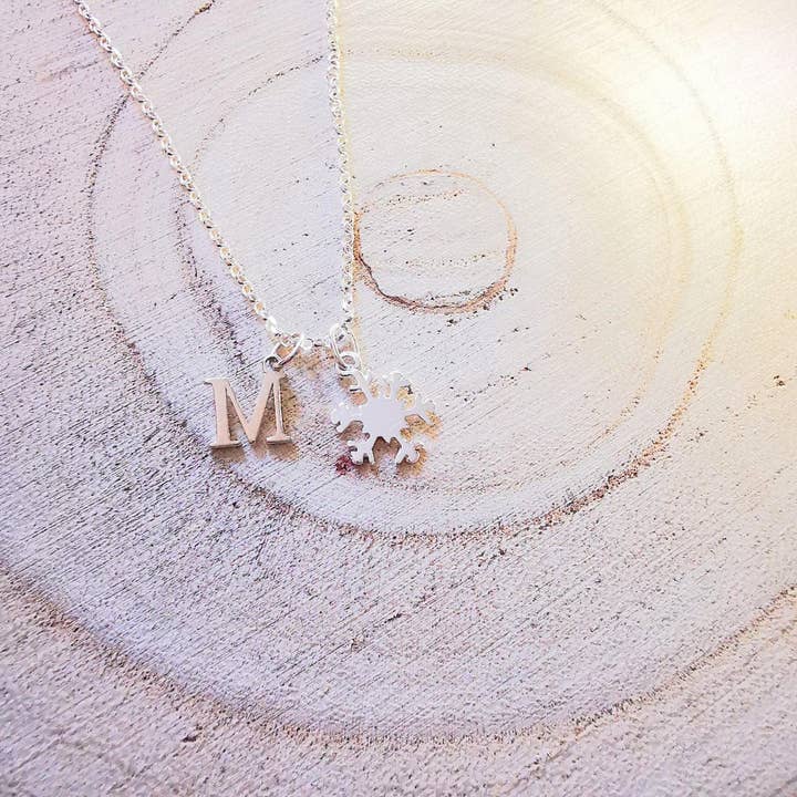 Collier personnalisé en argent sterling avec initiale en forme de flocon de neige pour la vente par Sophellie Jewellery