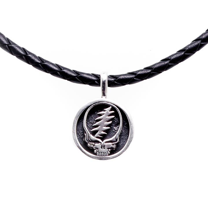 Collana in pelle intrecciata con ciondolo in argento Sterling Steal Your Face per la vendita all'ingrosso da parte di Cynthia Gale New York