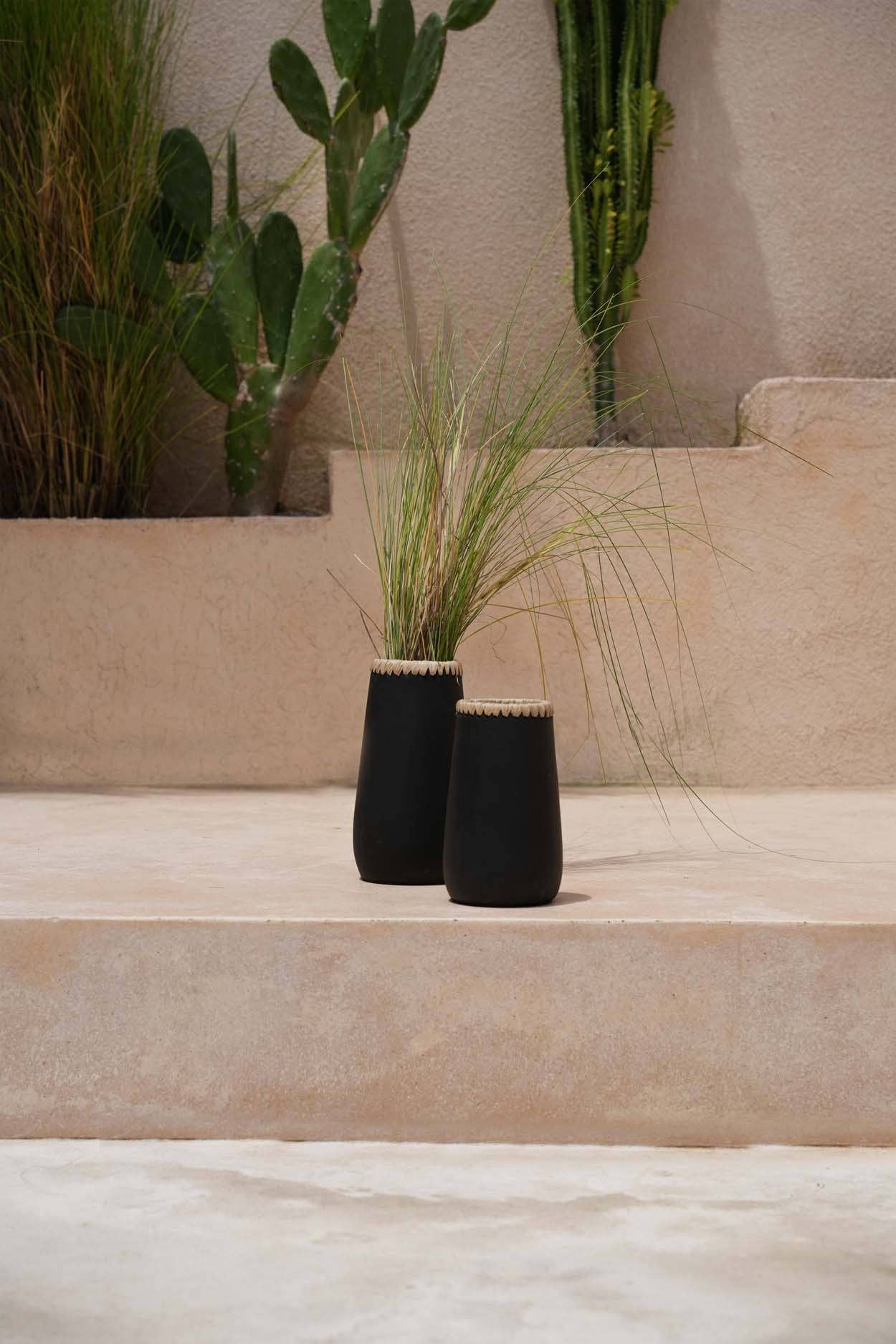 Bazar Bizar Living - Wholesale Vase - The Sneaky Vase - Black Natural - M1