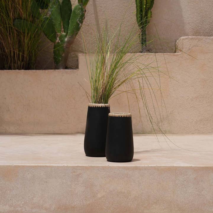 Bazar Bizar Living - Vente Vases - Vase Sneaky noir naturel - taille M1