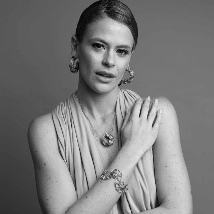 Håndlavet halskæde med helix vedhæng i neongrøn lys mix for engroshandel hos Lavish By Tricia Milaneze