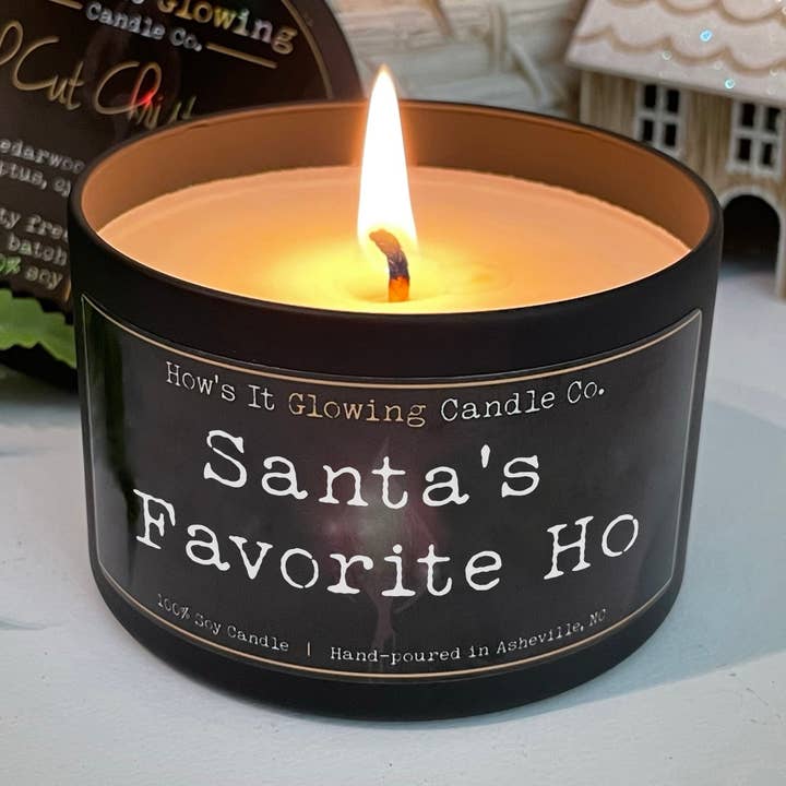 Santa's Favorite Ho | Bougie amusante au soja 100 % naturelle | Non toxique pour la vente par How's It Glowing Candle Co.