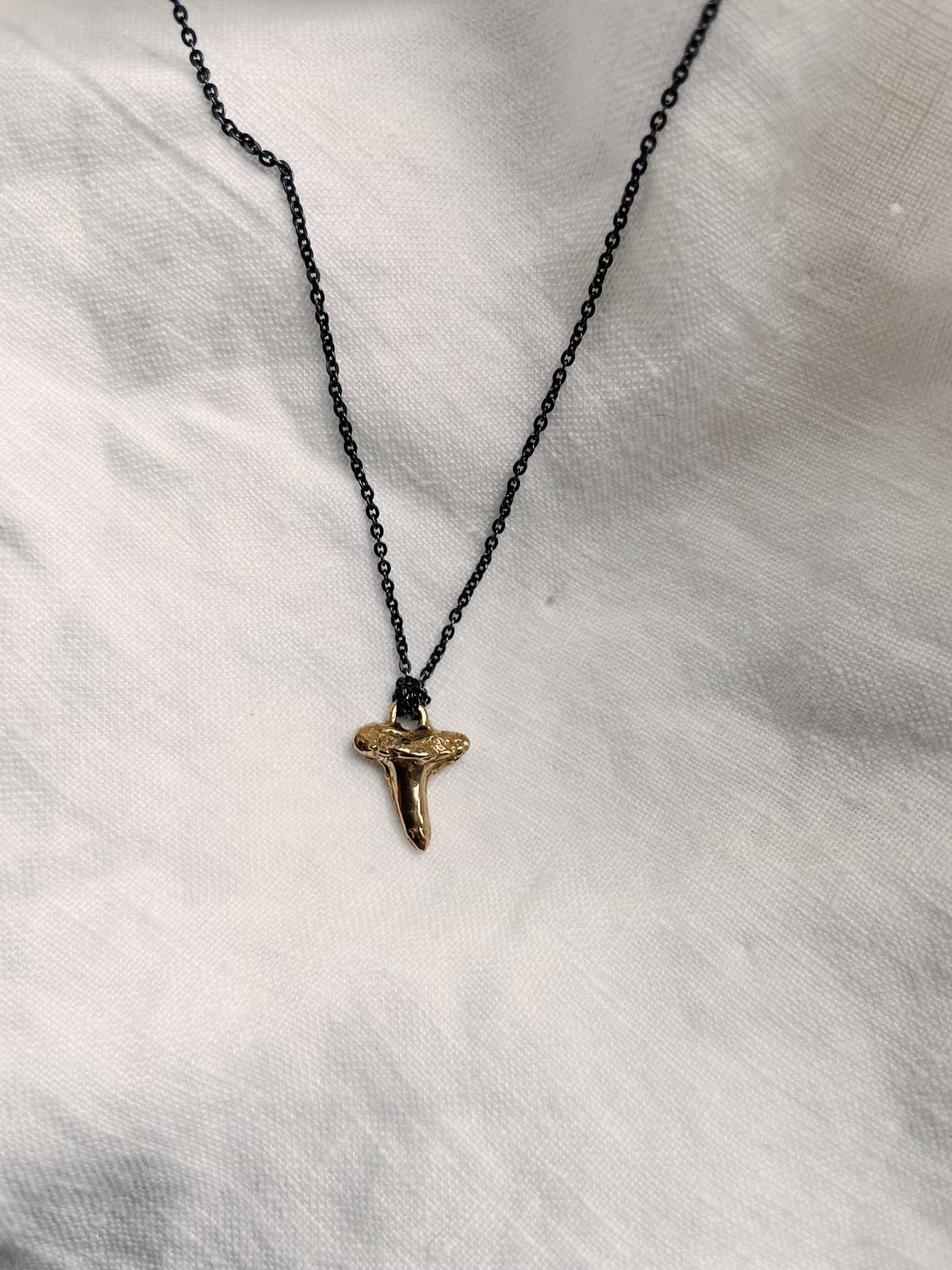 Las Lobas – Großhandel Kette mit Anhänger/Charm – Die Marina Shark Tooth Halskette2