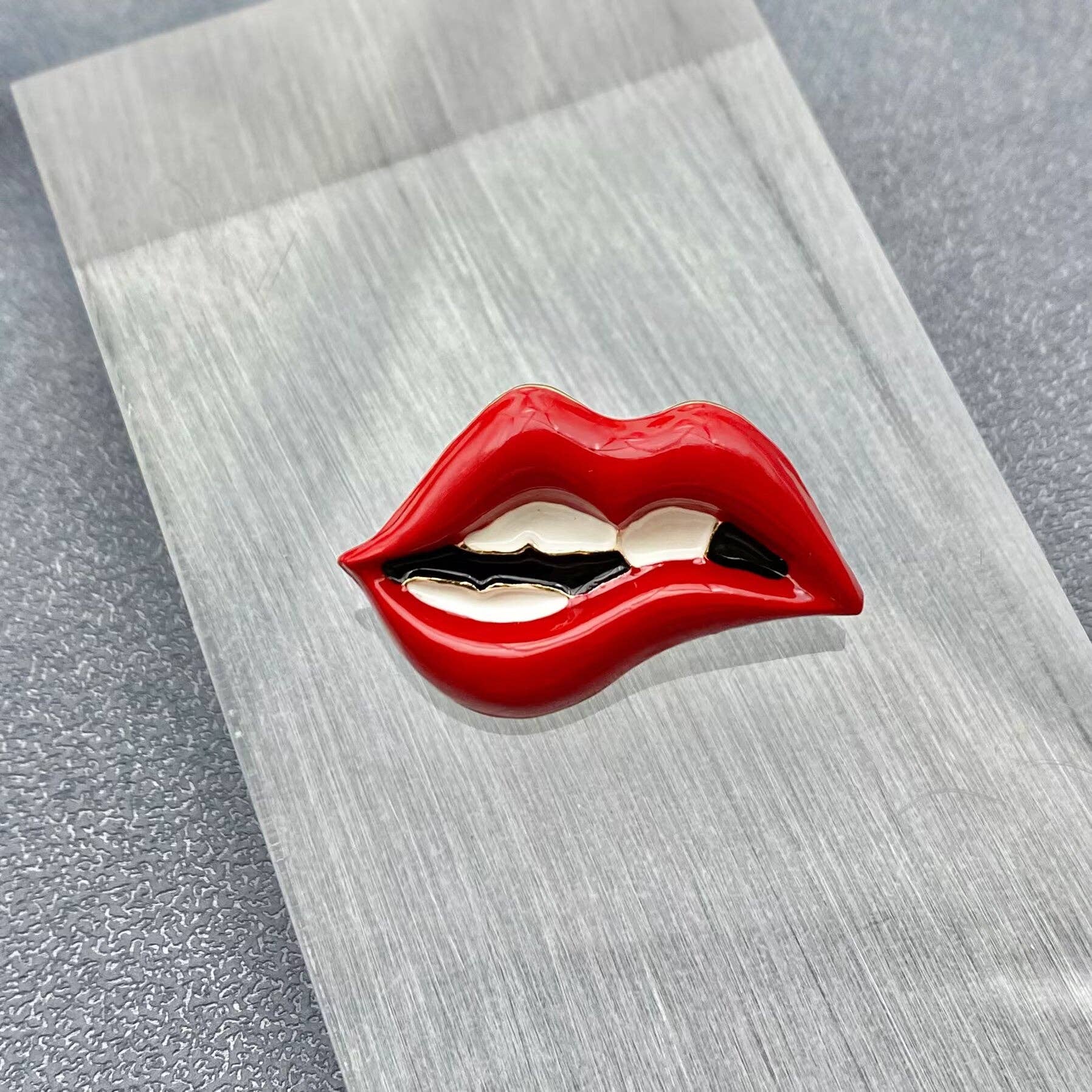 Mio Queena – Engroshandel Broche – Rød Læbe Mund Broche0