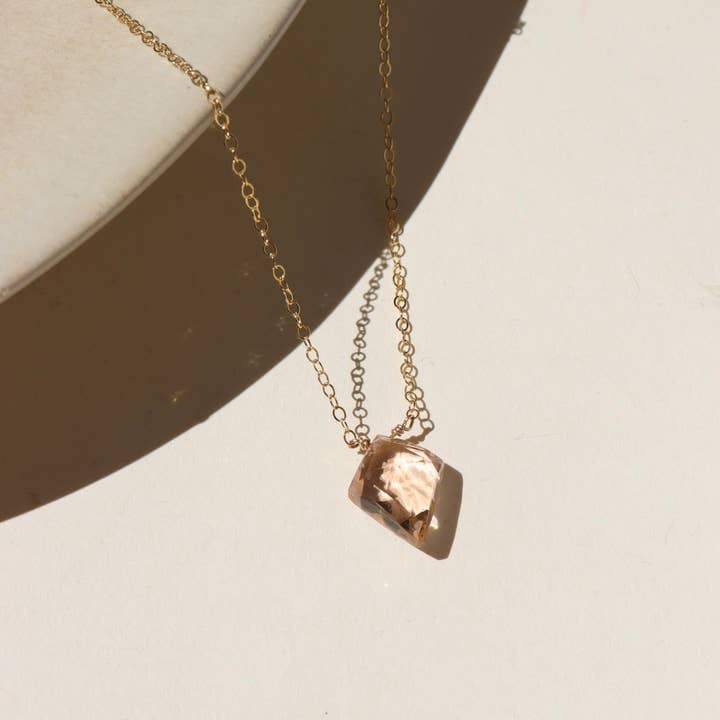 Collier en quartz champagne pour la vente par Token Jewelry