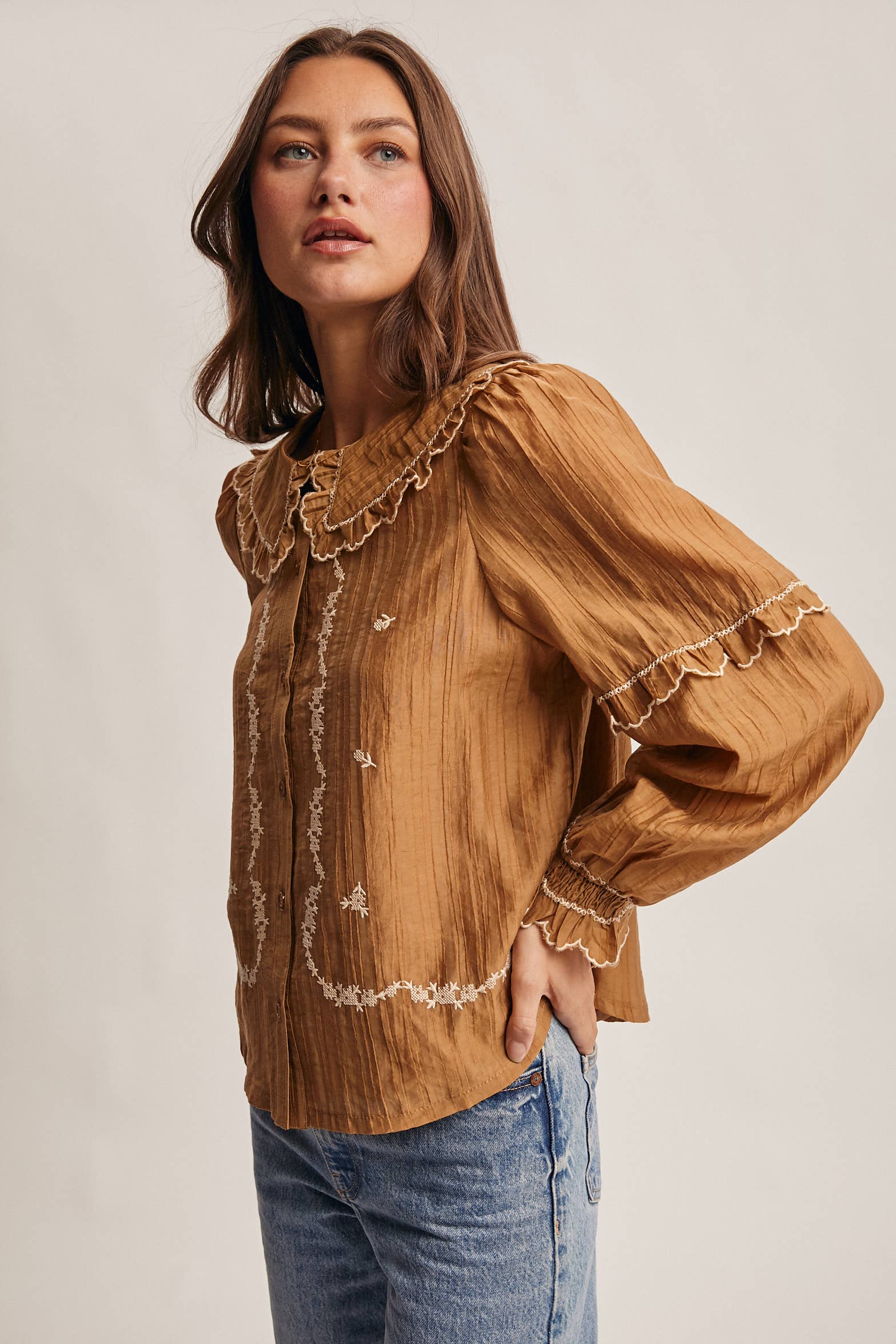 Forte – wholesale Blus - Dam – Broderad blus i bomull med volangkrage FT000310