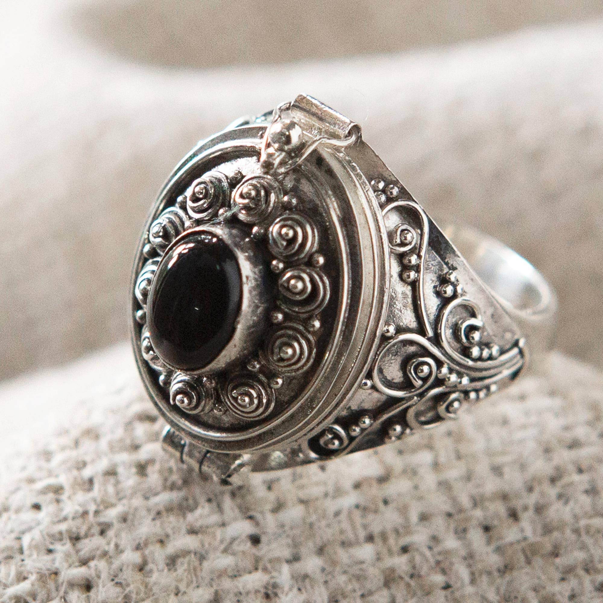 Noir Bague médaillon cœur en onyx fait main par Novica en vente sur Faire2