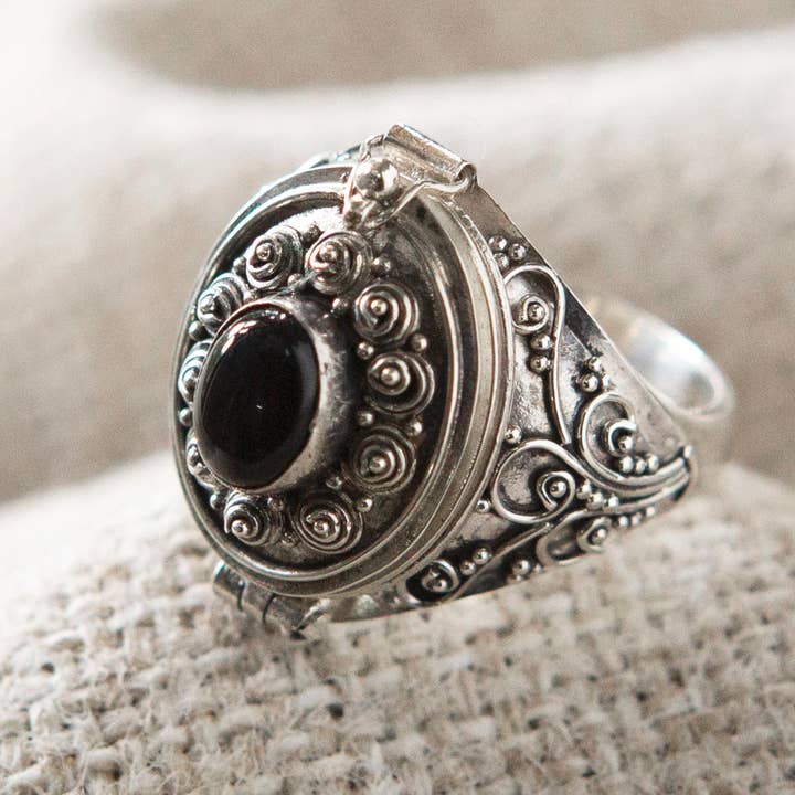 Noir Bague médaillon cœur en onyx fait main par Novica en vente sur Faire2
