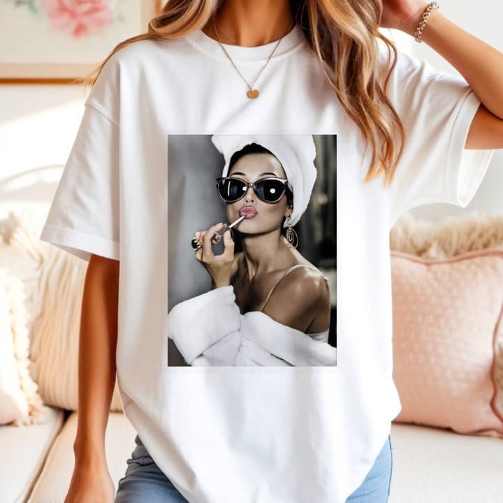 Camiseta Gráfica Audrey Live in Color #0719 para venta al por mayor de Urban Edge Co.