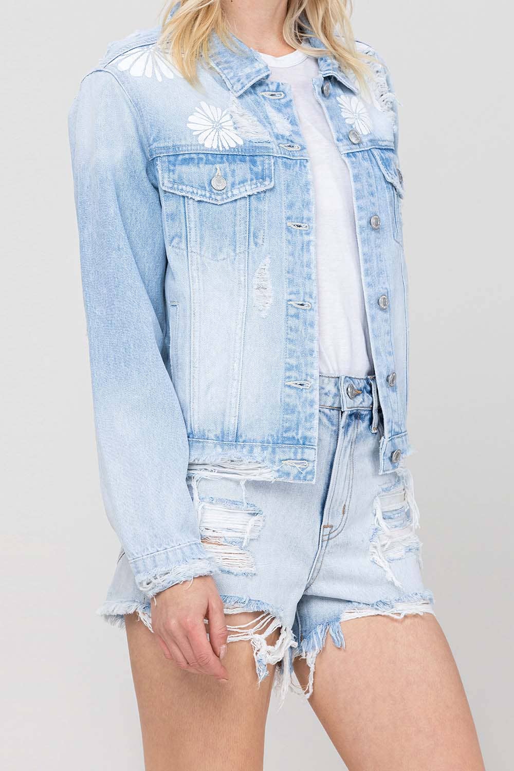 ZUCKERWATTE KLASSISCHE CROP-JEANSJACKE MIT BLUMENLASERDRUCK T5137J für den Großhandel auf Faire10