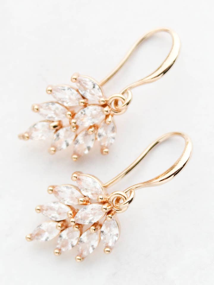 Boucles d'oreilles Petite Feuille | Boucles d'oreilles en strass (Plus d'options) pour la vente par A Pocket of Posies