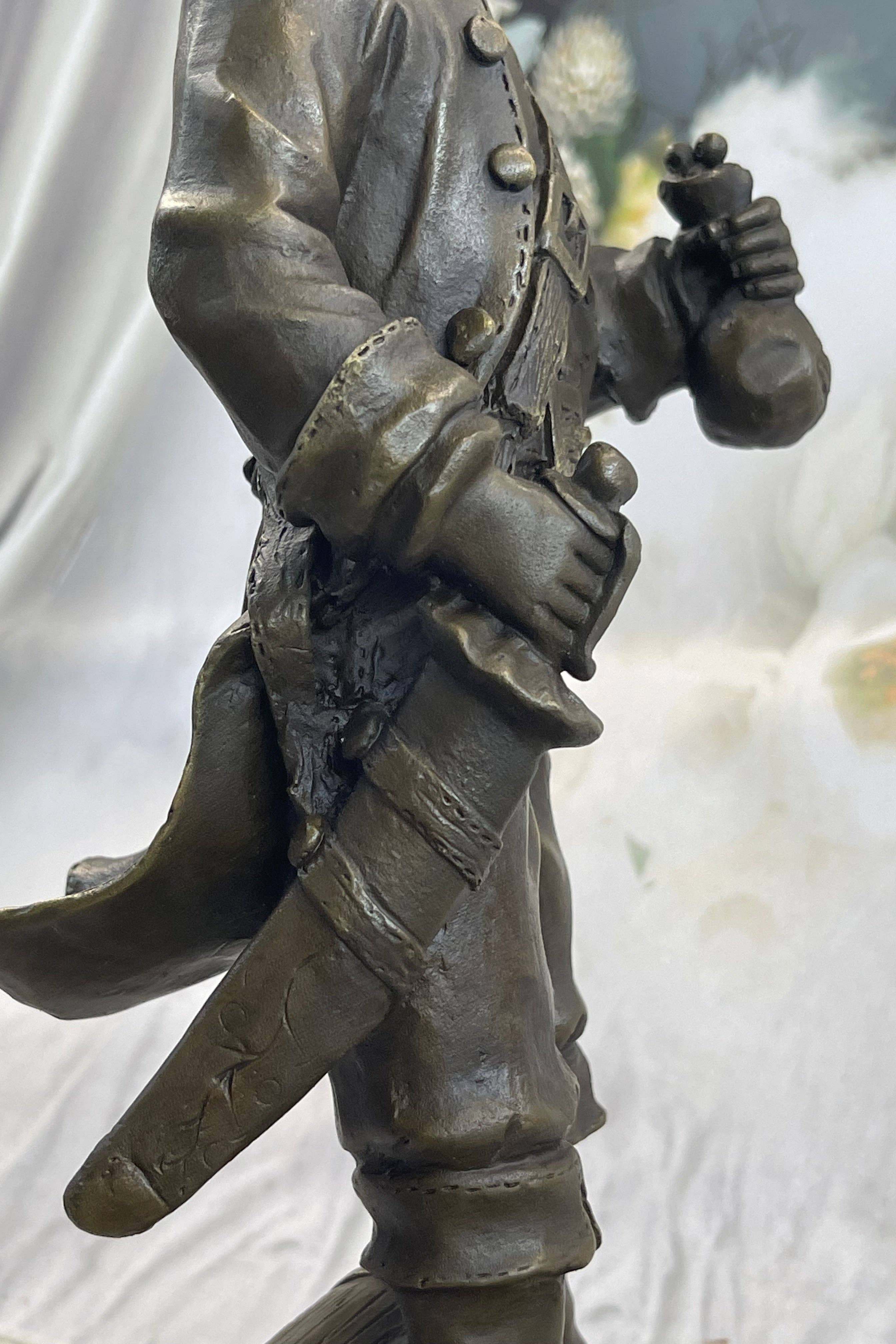 Bronzhaus - Vente Sculpture - Statue de pirate avec coffre au trésor et épée en bronze signée d'origine 35,6 x 12,7 cm5