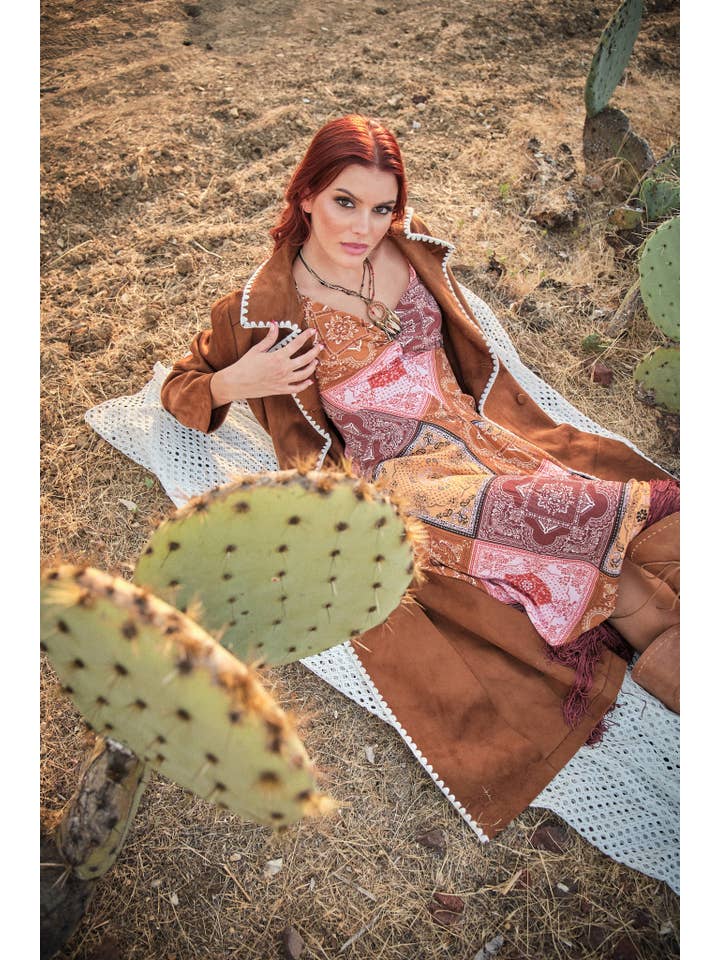 ROST 23592J Trenchcoat i fuskmocka med broderad kant för wholesale på Faire1