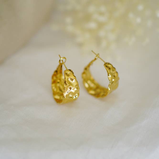 Pendientes de aro dorados Laurette efecto martillado para venta al por mayor de Bohomane