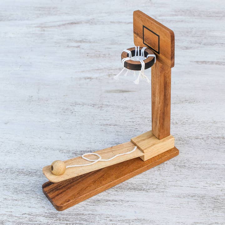 NOVICA Basketball Fun jeu de bois pour la vente par NOVICA