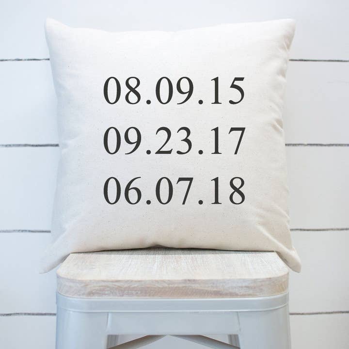 Personalisierter Kissenbezug für besondere Termine für den Großhandel von Rising Tide Vintage