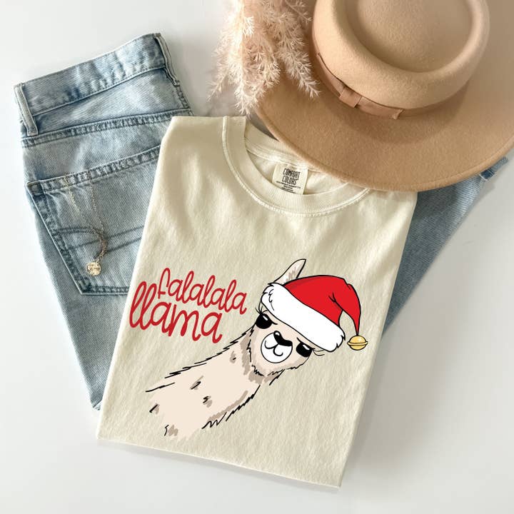 T-shirt de Noël Falalala Lama, Sweat-shirt Lama Dessiné à la Main Drôle avec Chapeau de Père Noël, T-shirt Confortable aux Couleurs de Fête, T-shirt de Noël Festif Lama pour la vente par DONNA SHIRTS