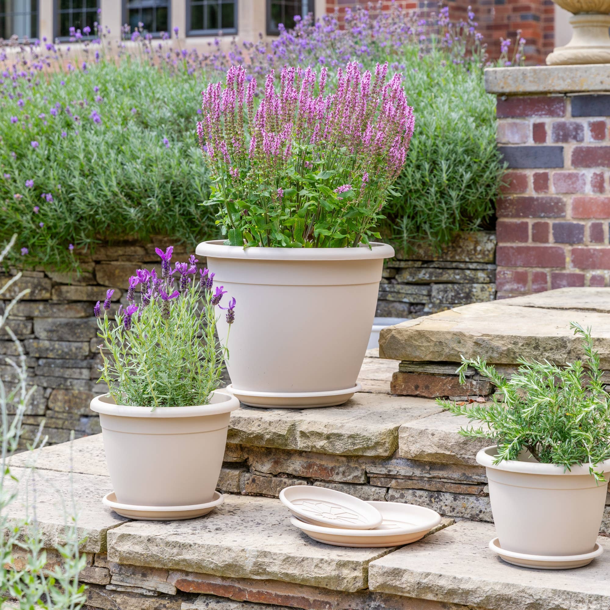 Ivyline International - Wholesale Plant Pot - Outdoor Recycled Plastic Naxos Planter (D25-30cm)9