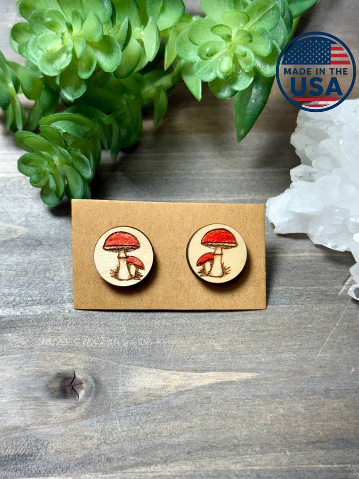 Boucles d'oreilles clous en bois de champignon pour la vente par From Within