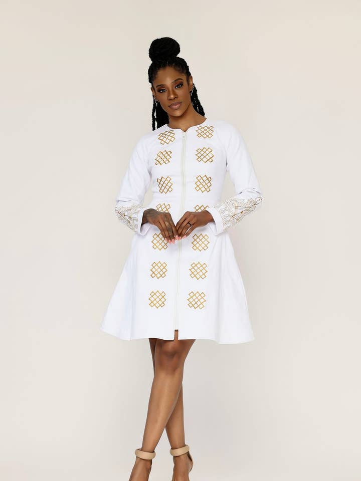 Robe-veste brodée africaine Toye (blanche) pour la vente par Ray Darten