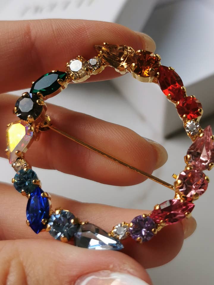 Broche arcoíris de cristales Swarovski multicolor para venta al por mayor de FACETTE