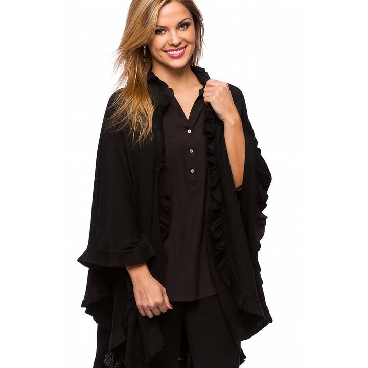 Poncho Cape Ouvert en Tricot Noir à Bordure pour la vente par Fennco Styles