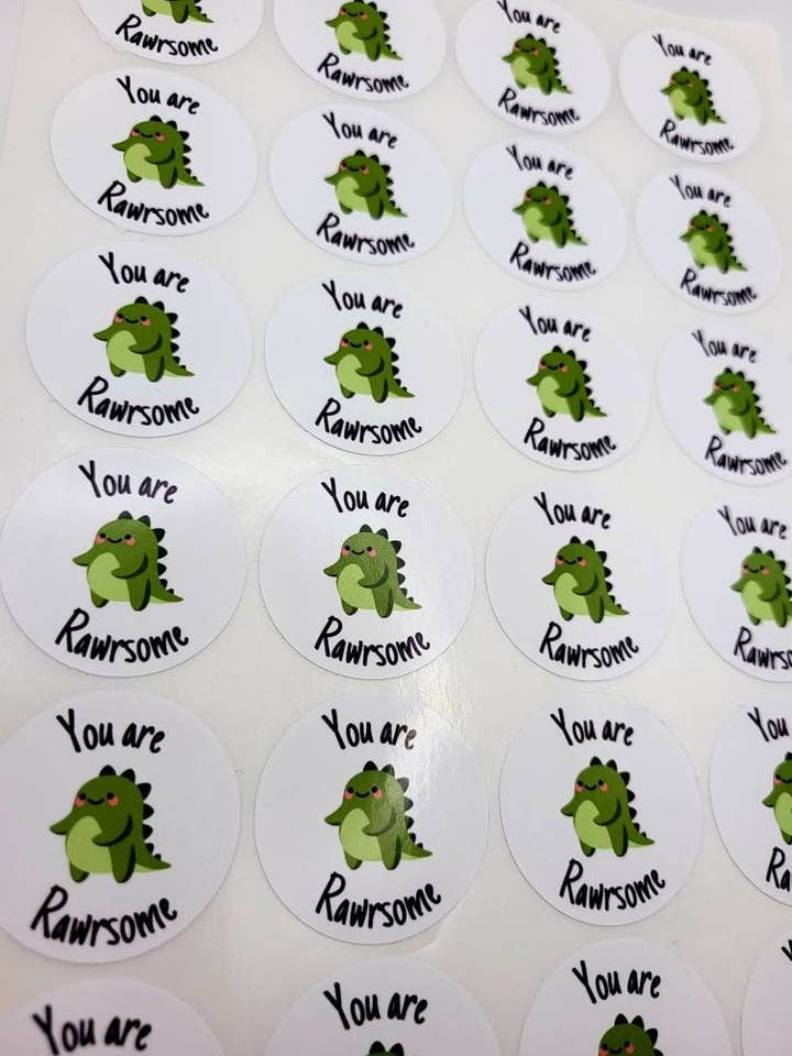 Adesivi X35 Punny Dinosaur, adesivi da imballaggio per piccoli per la vendita all'ingrosso da parte di The Sticker Scene