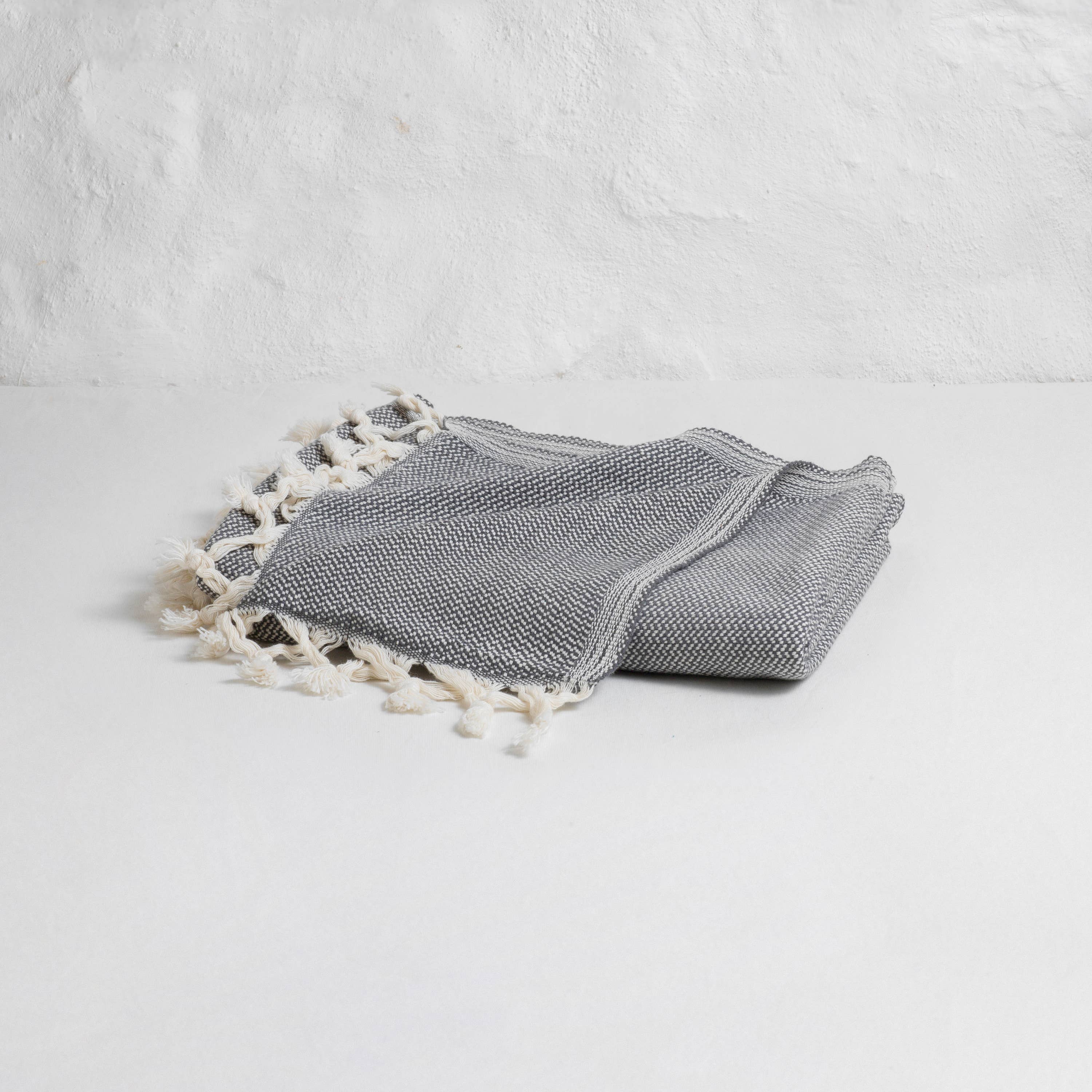 loom.ist - Wholesale Throw Blanket - Pebble Throw2