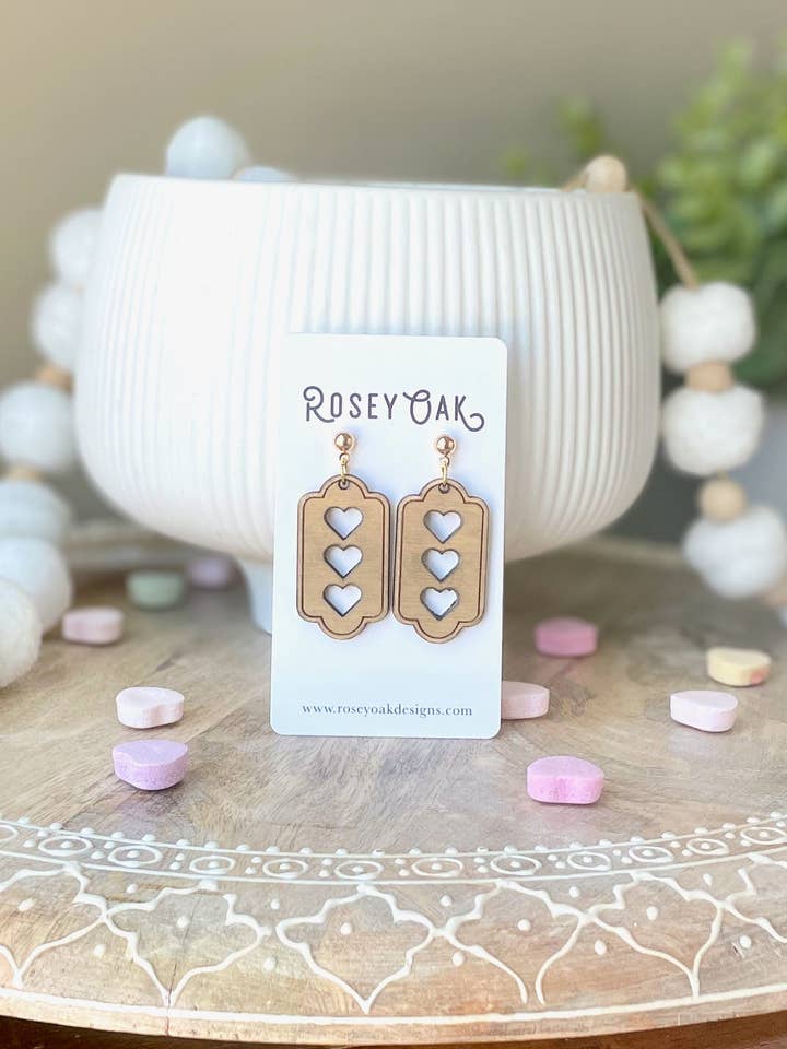 Boucles d'oreilles en bois gravées au laser à trois cœurs bordées pour la vente par Rosey Oak Designs