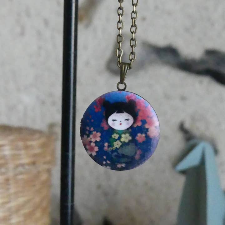 Lange ketting met Kokeshi Aya fotomedaillon voor wholesale door YuuBiJou