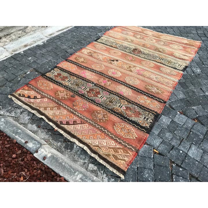 Tapis Kilim Vintage Fait Main Cecim Anatolien 3,2x5,4 pour la vente par Oushak Rugs