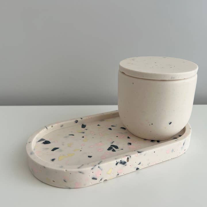 Ovalt fad i terrazzo tricolore for engroshandel hos Atelier Annalu