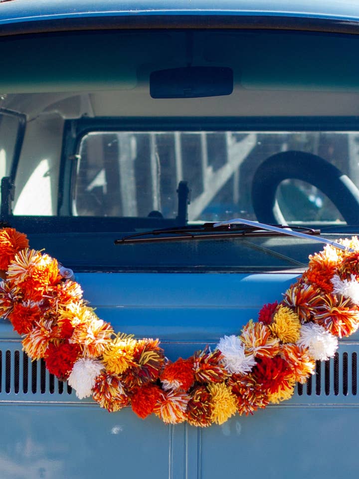 Pom Pom Garland för wholesale av Lakhays Collection Inc.