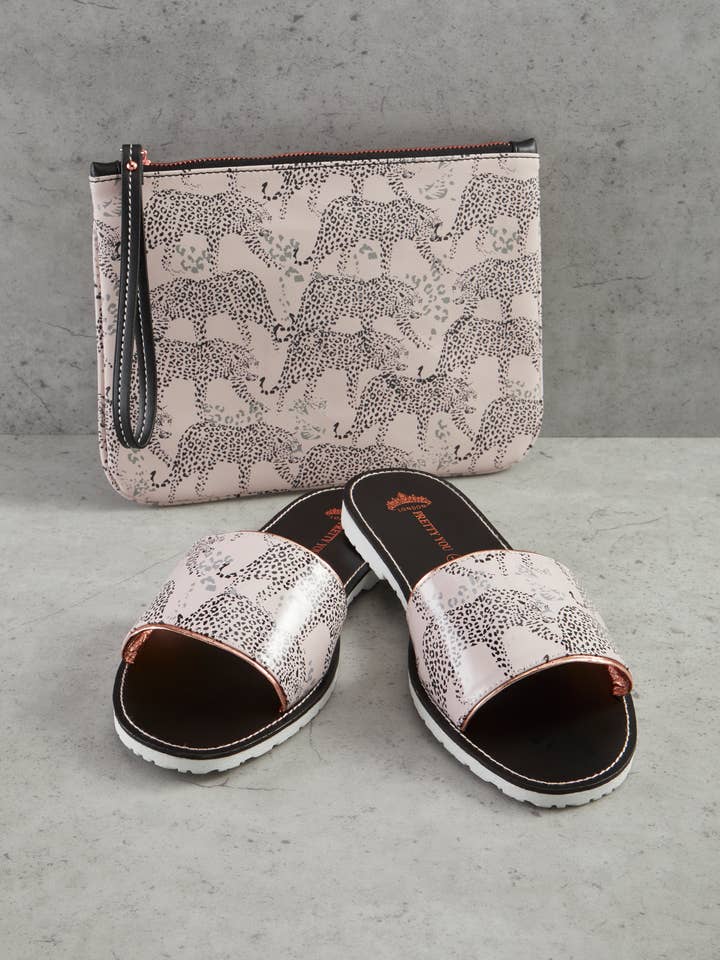 Ensemble sandales et pochette à glissière imprimées en imprimé léopard pour la vente par Pretty You London