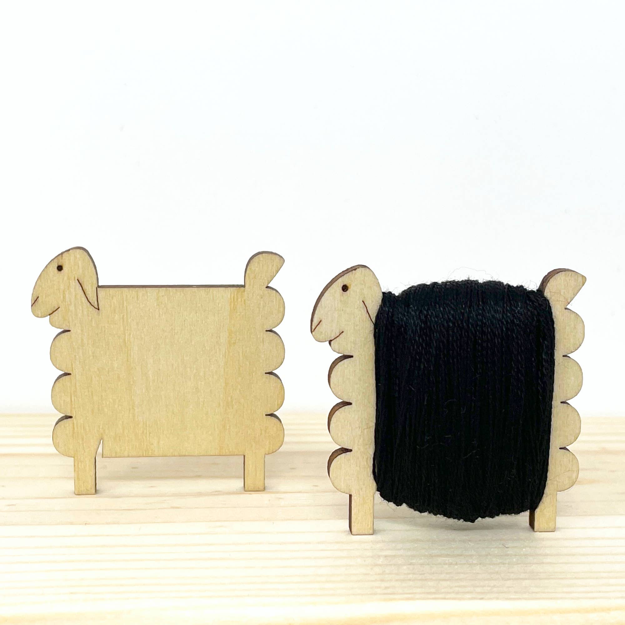 Embroidery and Sage – wholesale Material för broderi/korsstygn – NYHET! Nordic Sheep trådrullar i trä - Set med 101