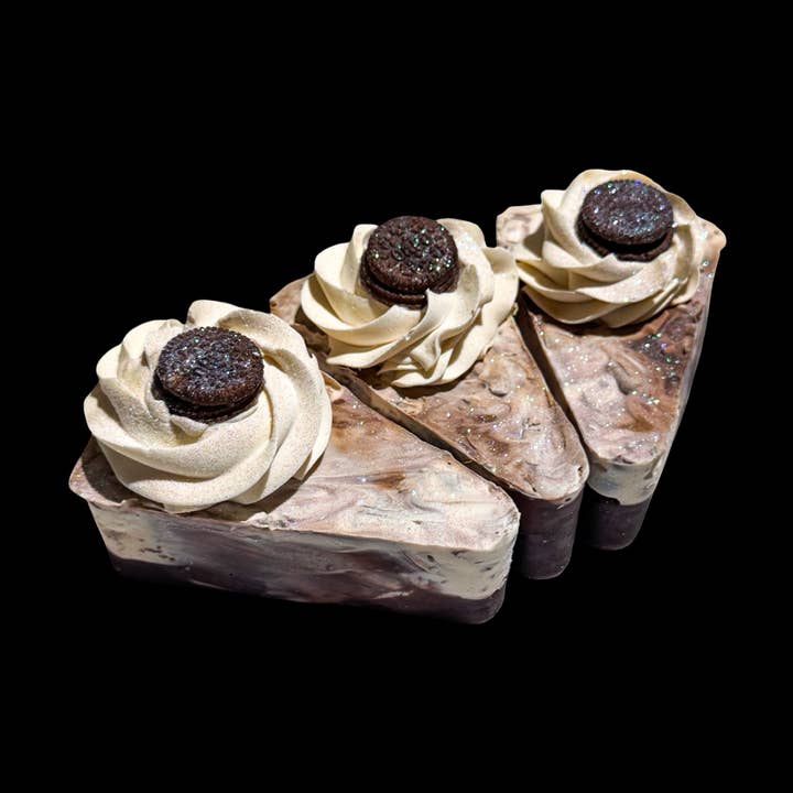 Tranche de gâteau de savon artisanal Cookies & Cream pour la vente par Phoenix Bath and Body