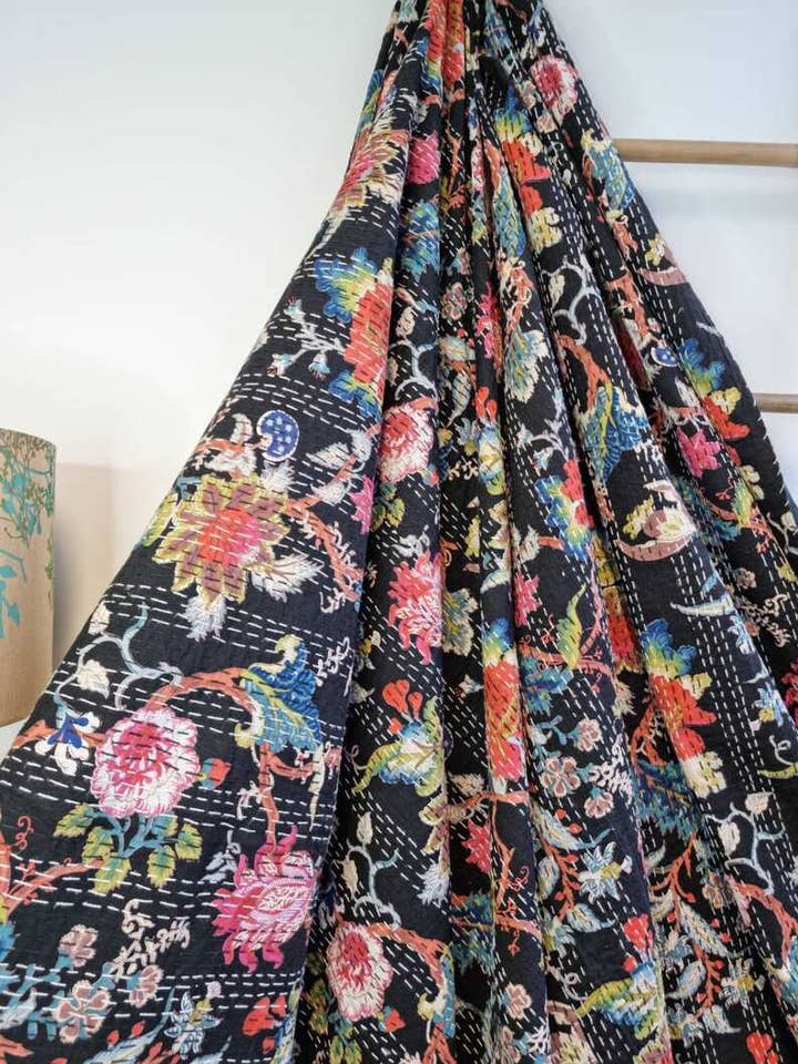 Kantha Pure Cotton vändbart pläd i elegant svart tropisk gardenia för wholesale av Essential Designs London