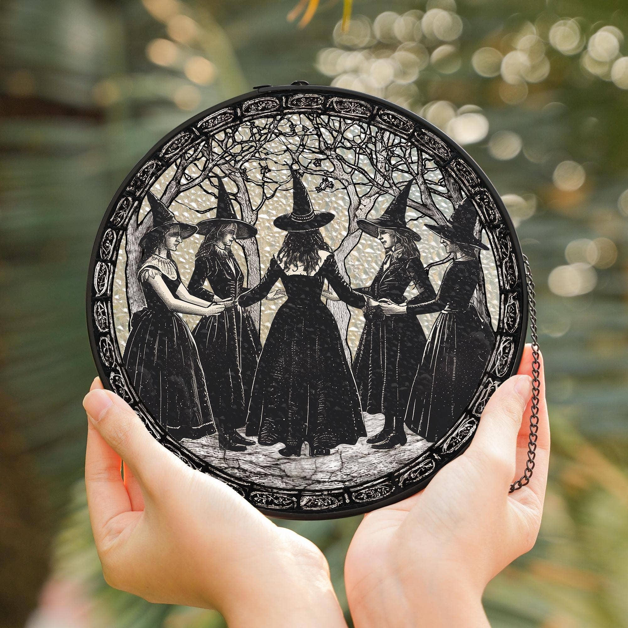 NVC Ecommerce LLC - Vendita all'ingrosso Acchiappasole - Vetrata Decorativa "Girls Will Be Girls", Strega di Salem1