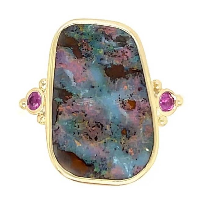 Opale australienne rose en boulder en or 14 carats et argent sterling avec saphirs pour la vente par Emily Amey Jewelry