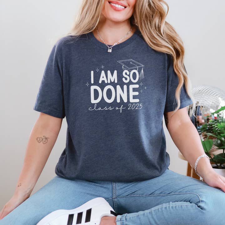 Klass av 2025 examensskjorta | Seniorskjorta | Examenspresent t-shirt för wholesale av Stiles Tee Co.