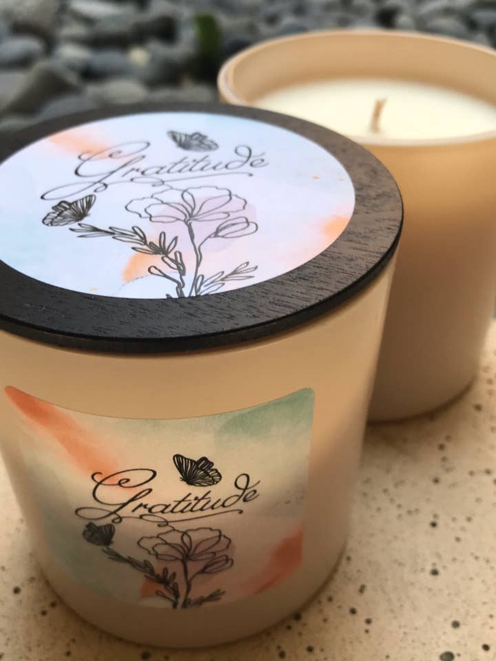 Bougie en verre de gratitude avec coquelicots et papillons avec couvercle en bois pour la vente par Treasures of the Heart