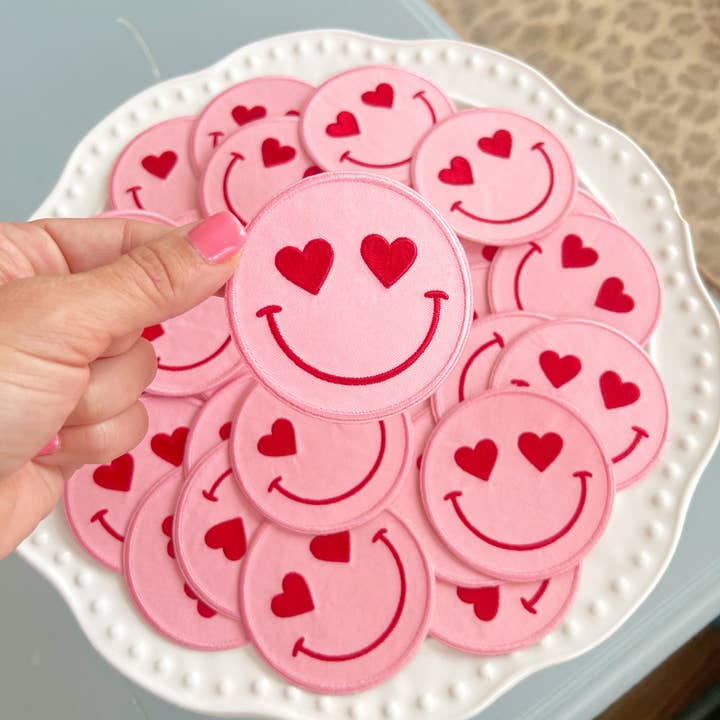 Écussons thermocollants brodés Happy Heart Eyes de 3 pouces, roses et rouges pour la vente par Confettees